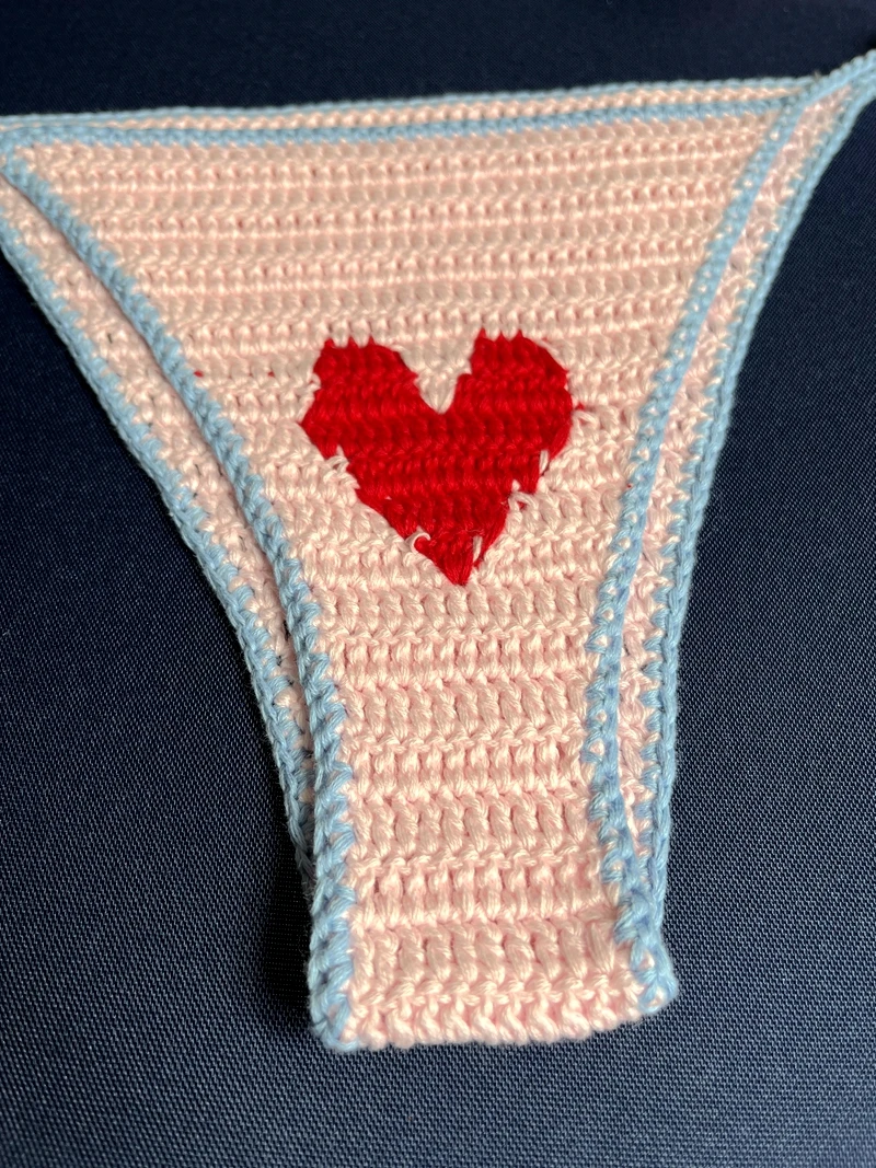 Красный вязаный крючком комплект бикини с сердечками с ремешком и панамой - Фотография_4