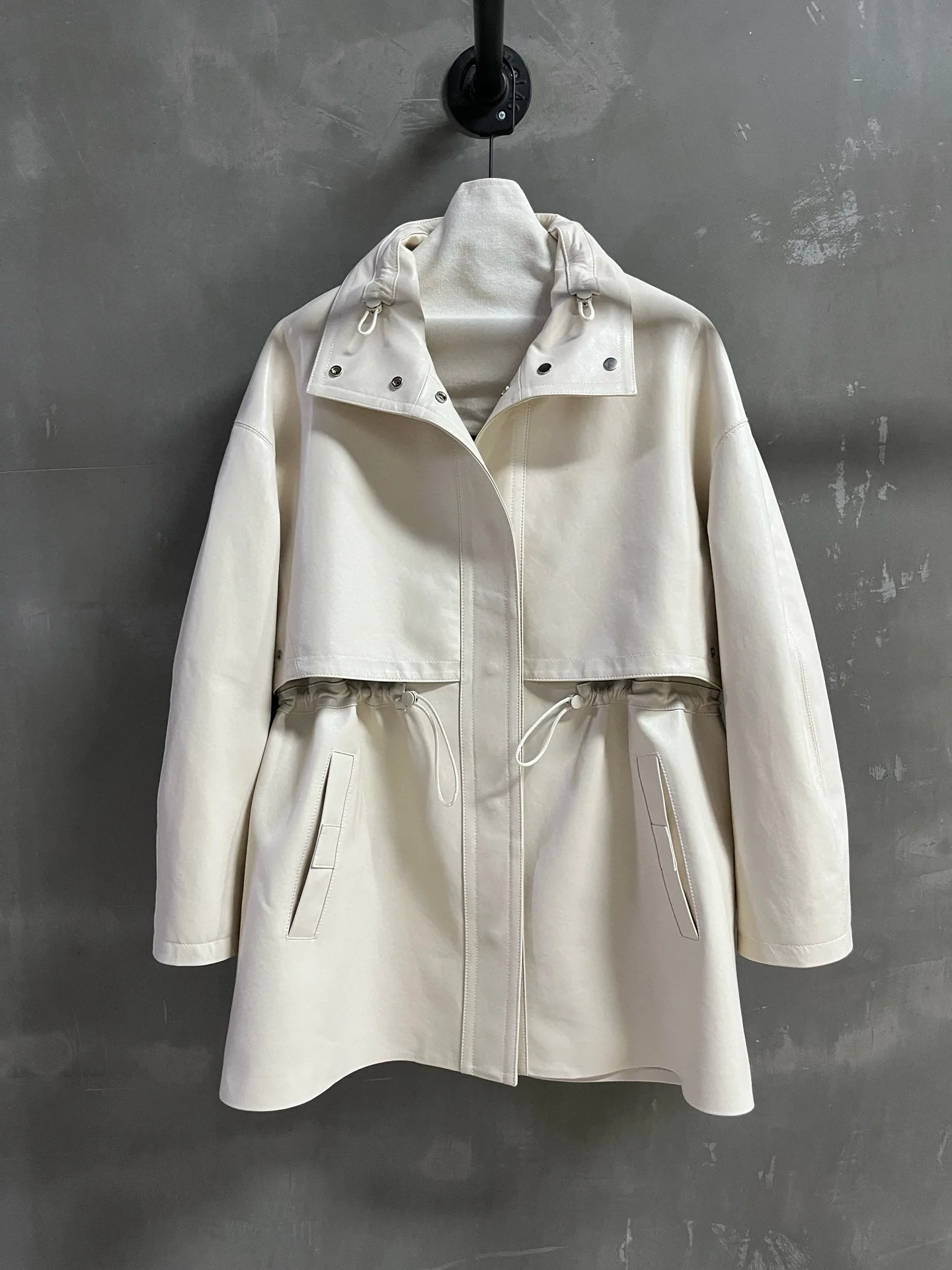 Элегантная осенняя женская куртка