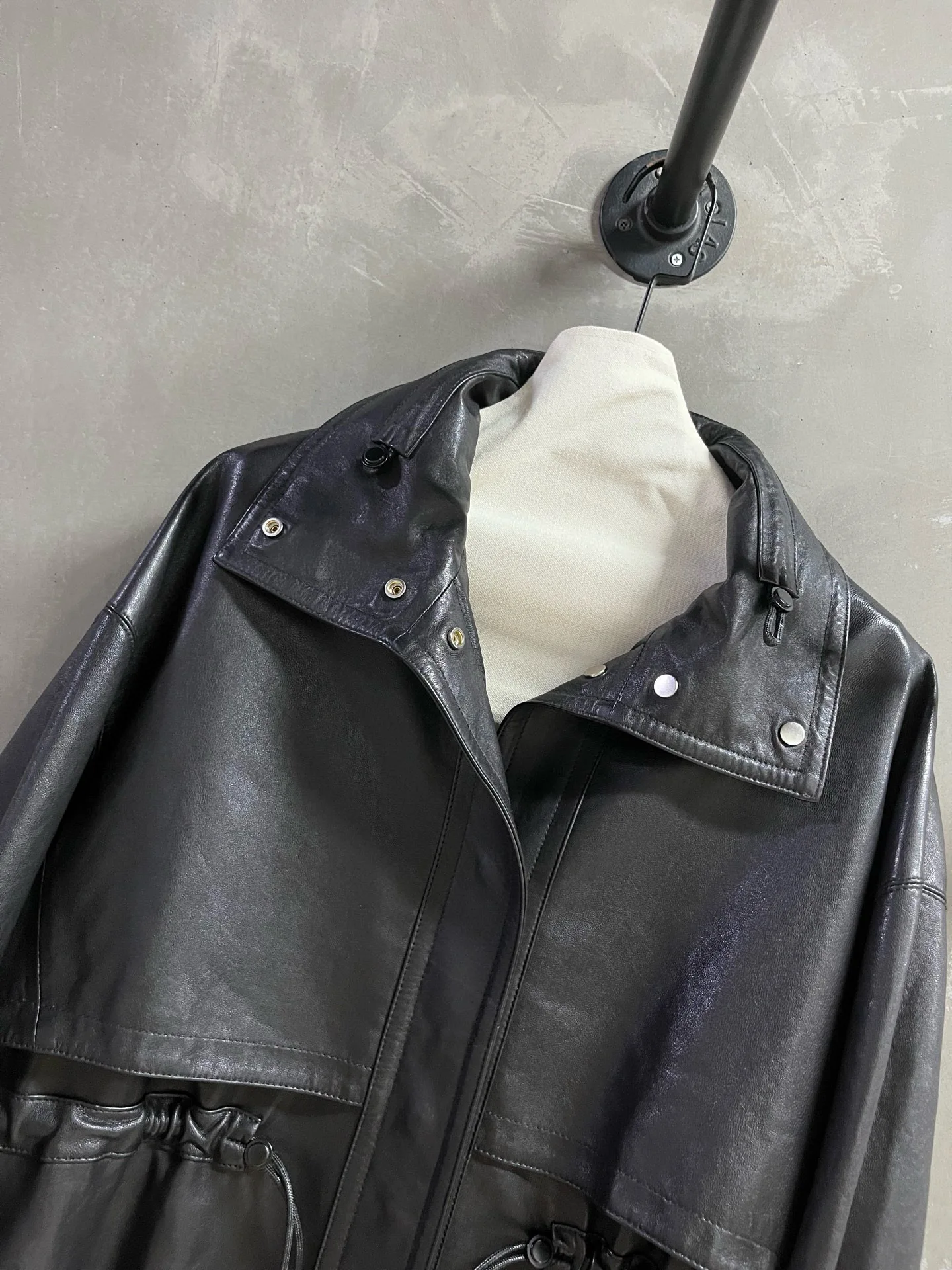 Элегантная осенняя женская куртка - Фотография_6