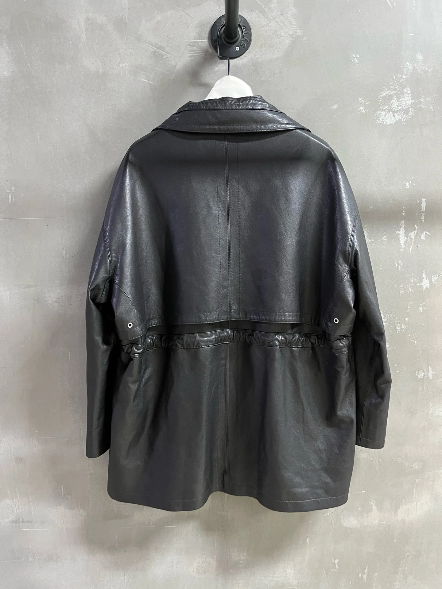 Элегантная осенняя женская куртка - Фотография_5