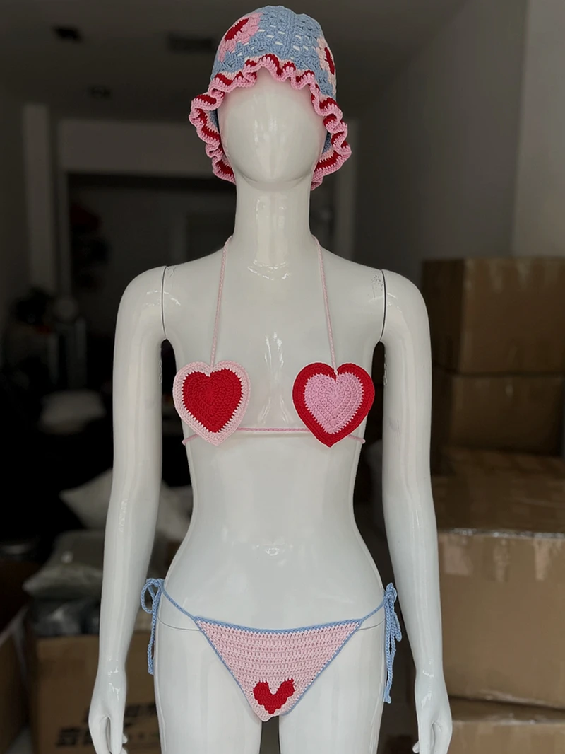 Красный вязаный крючком комплект бикини с сердечками с ремешком и панамой - Фотография_2
