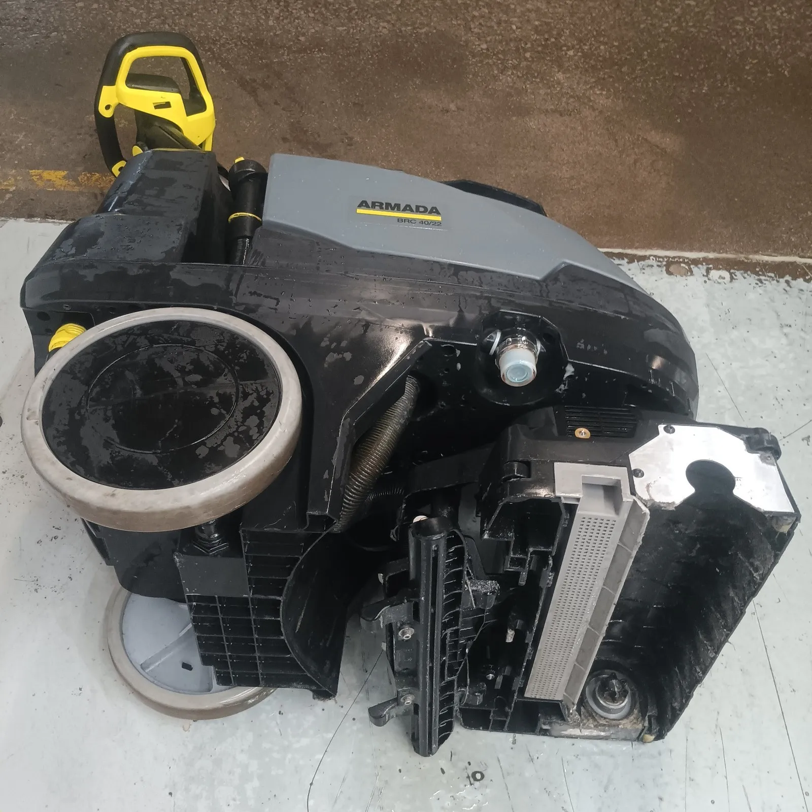 Компактный экстрактор ковров karcher