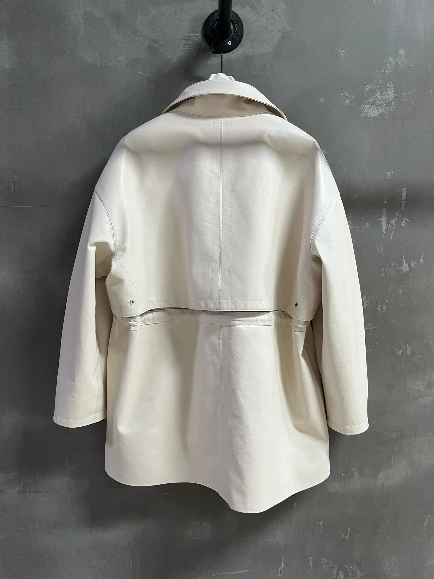 Элегантная осенняя женская куртка - Фотография_2