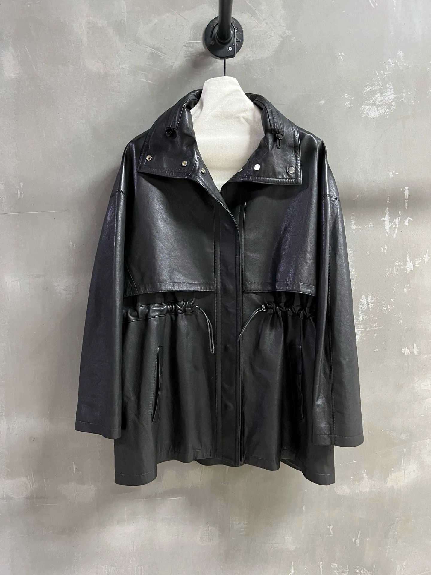 Элегантная осенняя женская куртка - Фотография_4