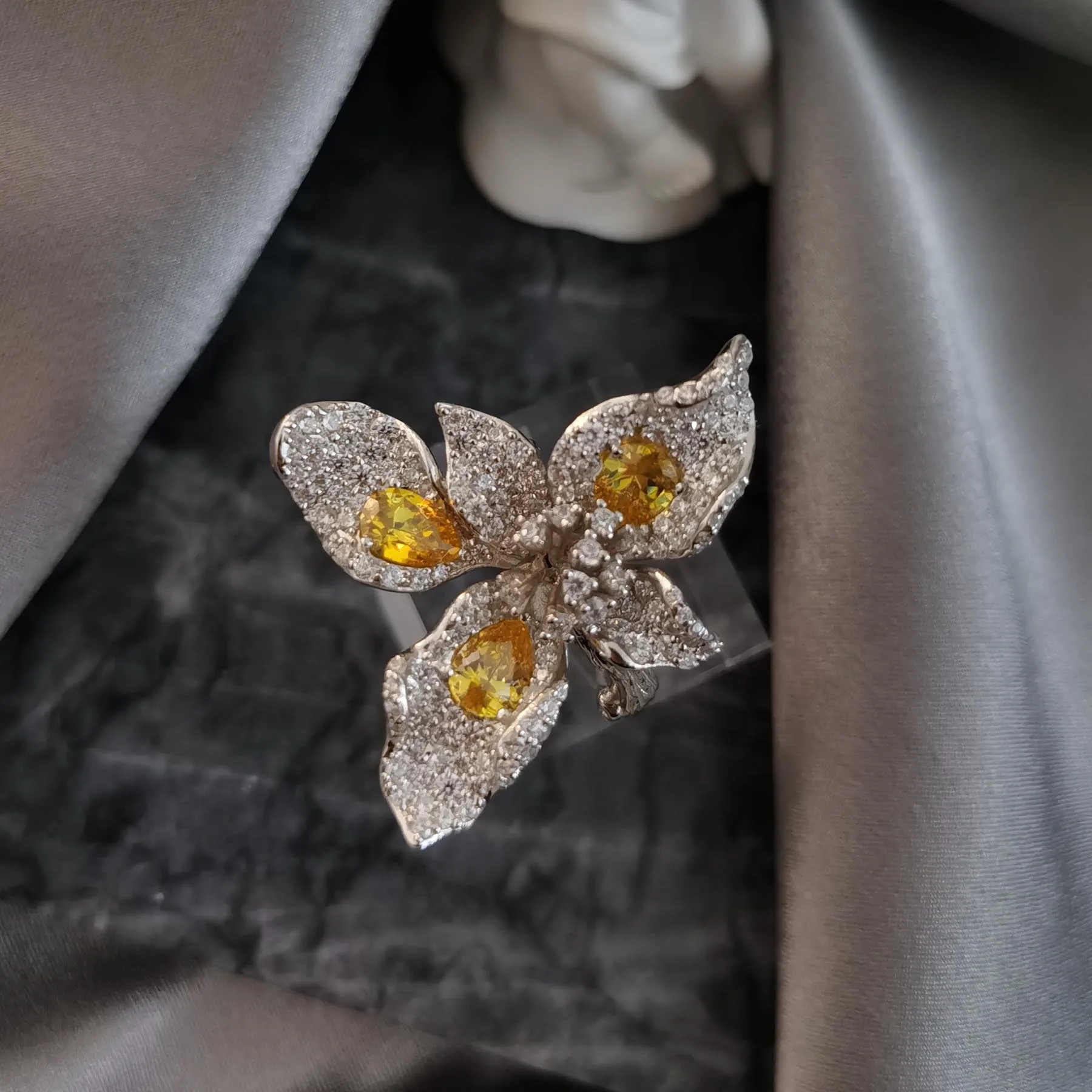 Женское кольцо с жемчугом и кр