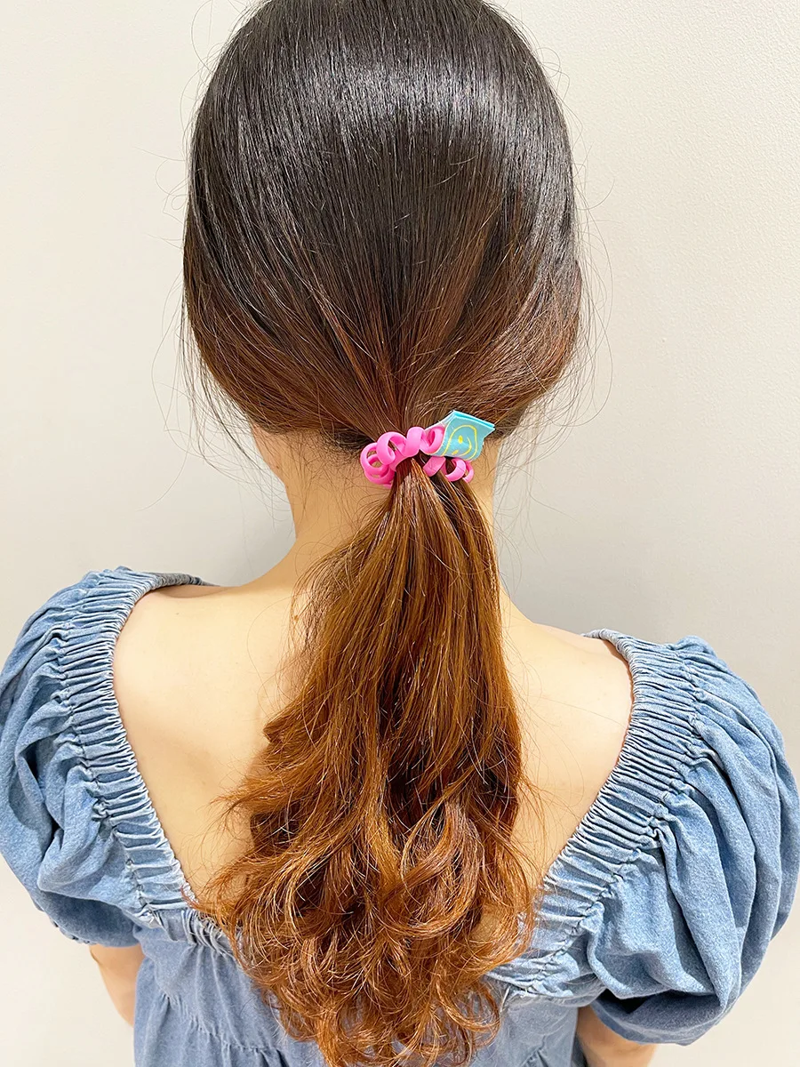 Женская резинка для волос с улыбающимся лицом - Фотография_3