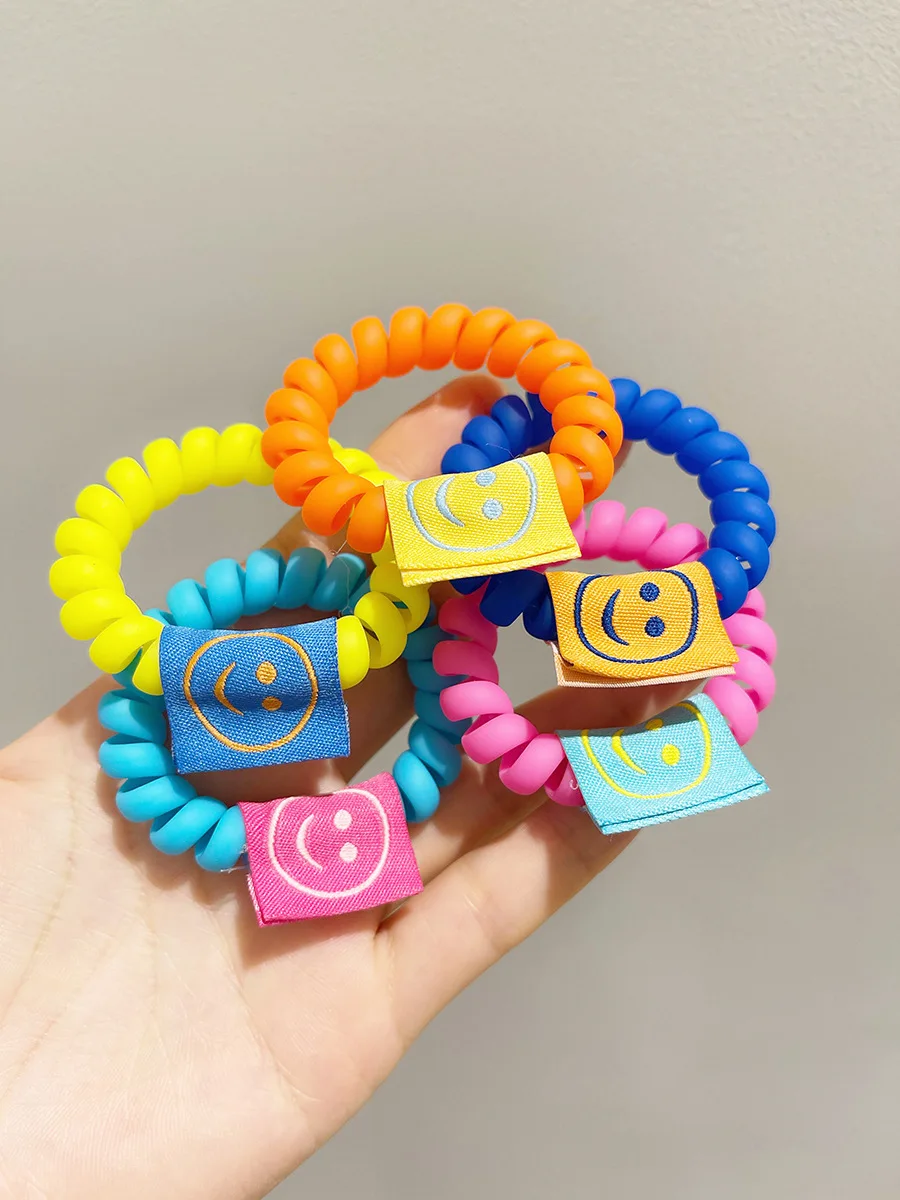 Женская резинка для волос с улыбающимся лицом