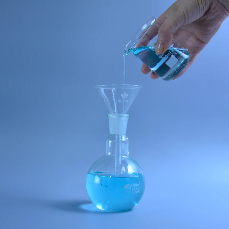 Прозрачная треугольная воронка из стекла - Фотография_2