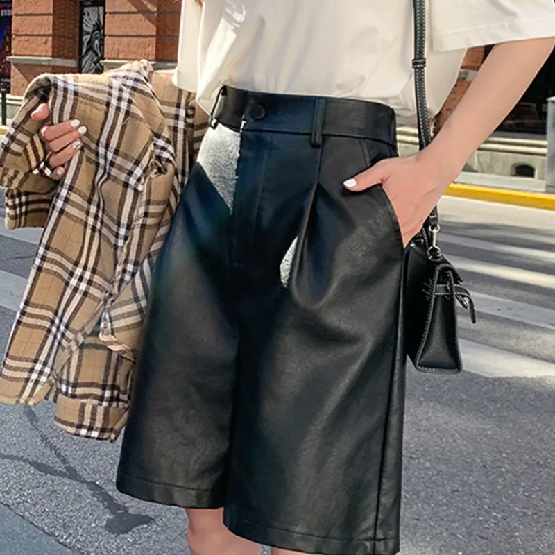 Женские шорты из искусственной кожи на осень и зиму