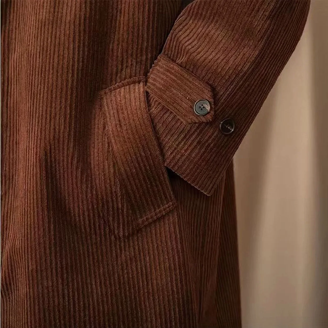 Мужское темно-коричневое вельветовое пальто средней длины в полоску - Фотография_4