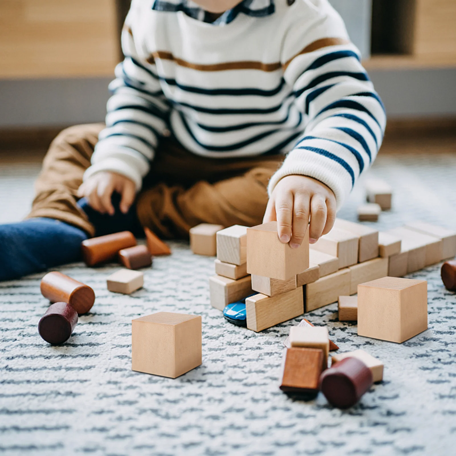 Необработанные квадратные блоки из соснового дерева