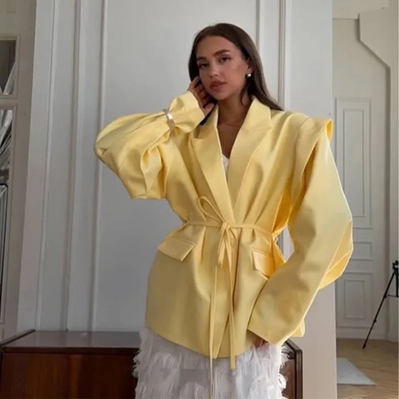 Женский пиджак на шнуровке с подкладкой на плечах