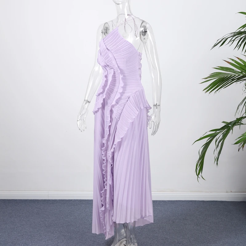 Элегантное вечернее платье с бретельками на шее и оборками - Фотография_5