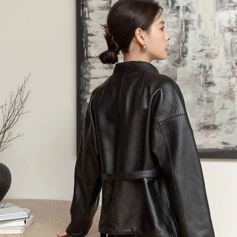 Женская кожаная куртка на весну и осень с поясом - Фотография_5