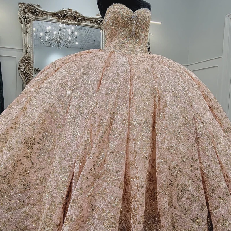 Блестящее розовое блестящее женское платье с открытыми плечами - Фотография_2