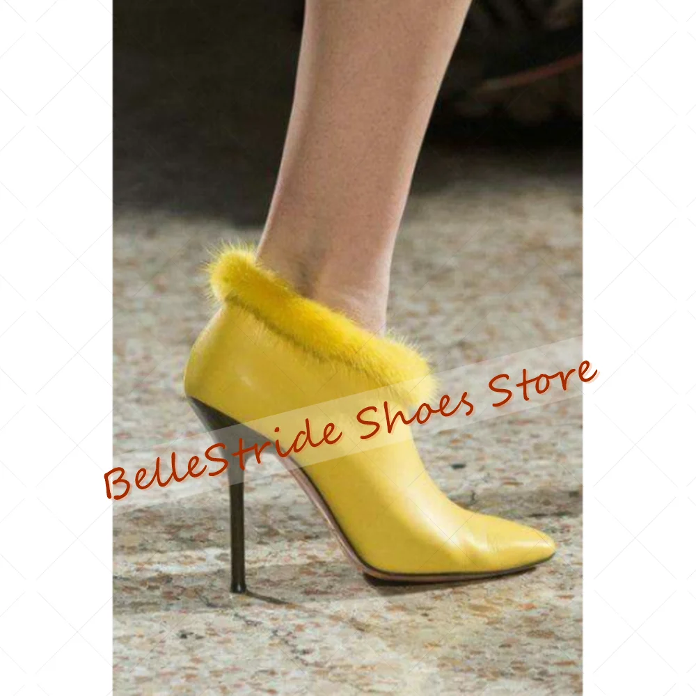 Матовые кожаные ботильоны с желтым меховым декором