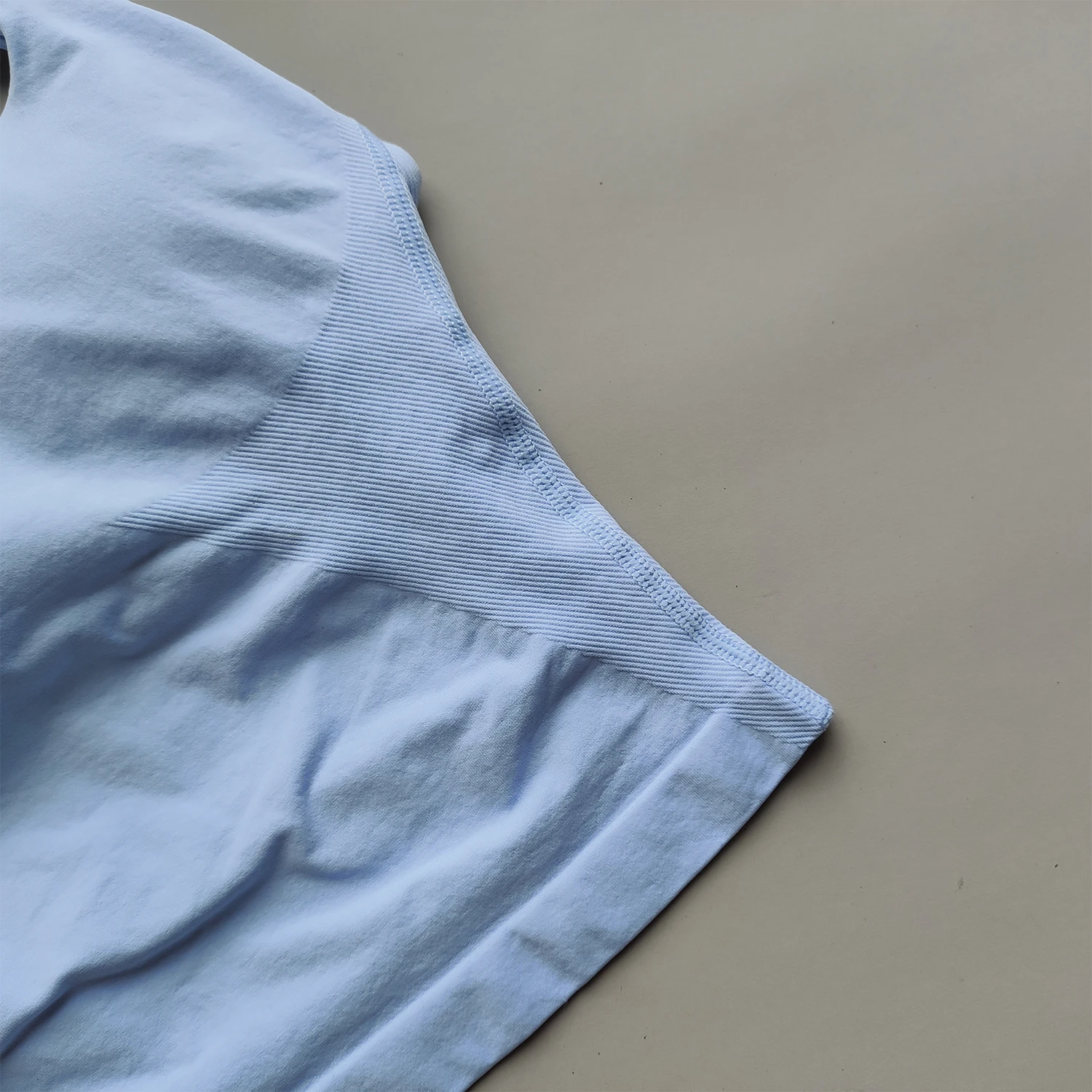 Arfte топ с лямкой на шее - Фотография_6