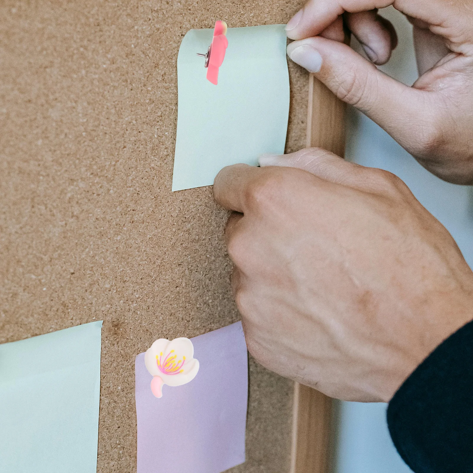 Канцелярские кнопки с цветком персика