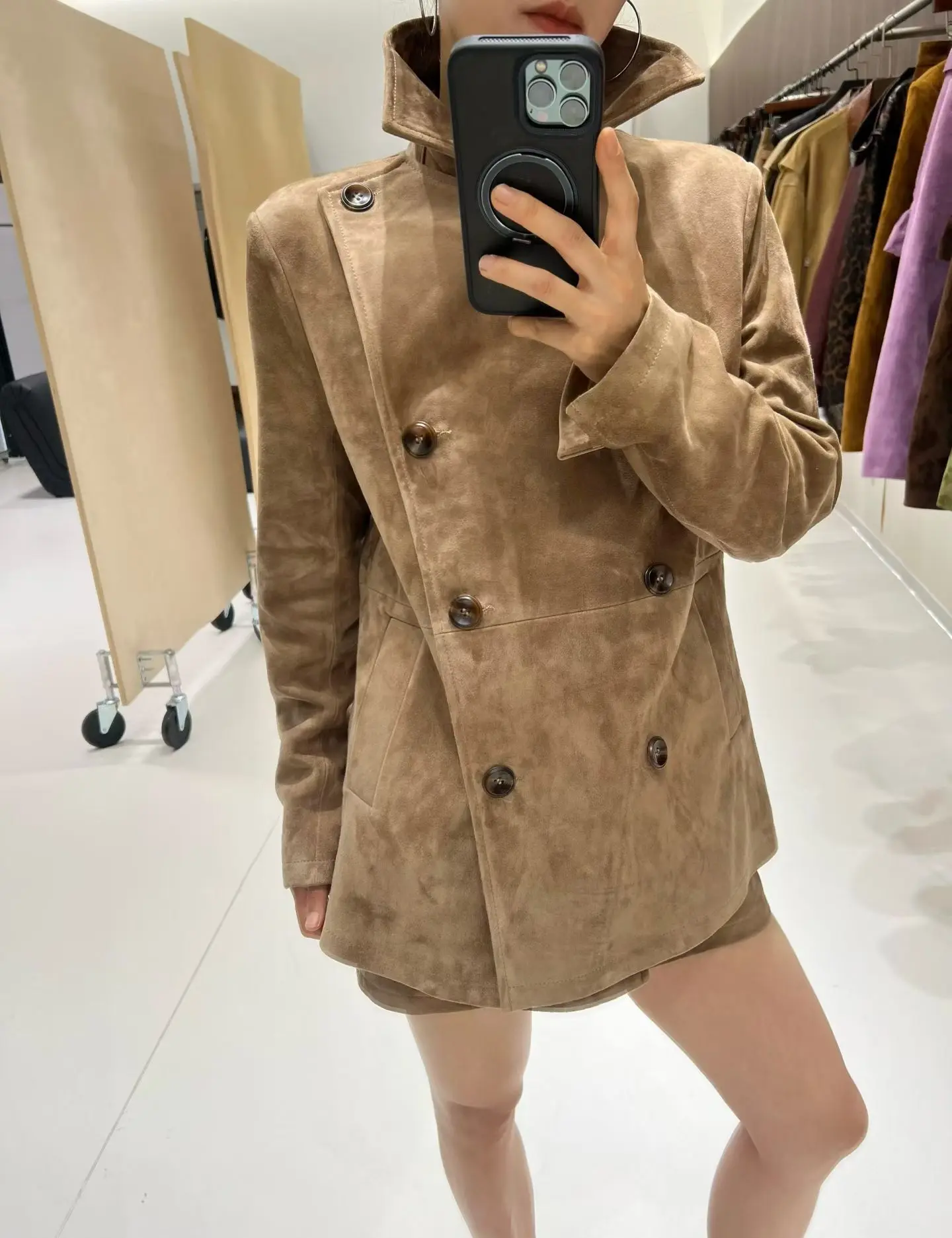 Двубортные куртки из замши и овчины - Фотография_2