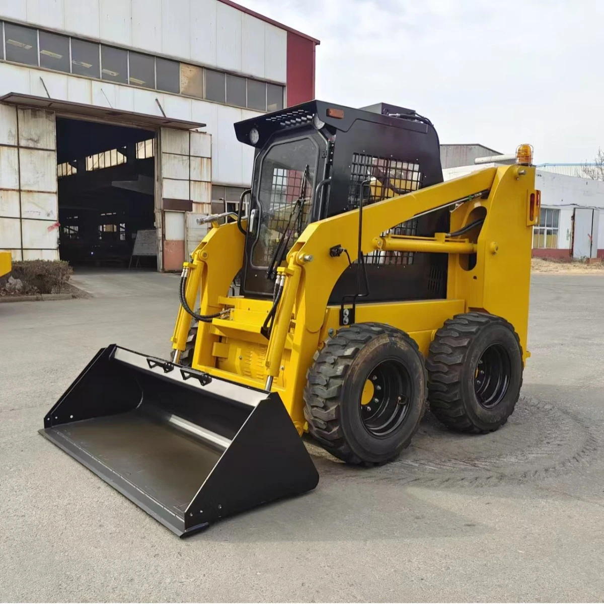 Небольшой мини-погрузчик с бортовым поворотом на строительной площадке - Фотография_2