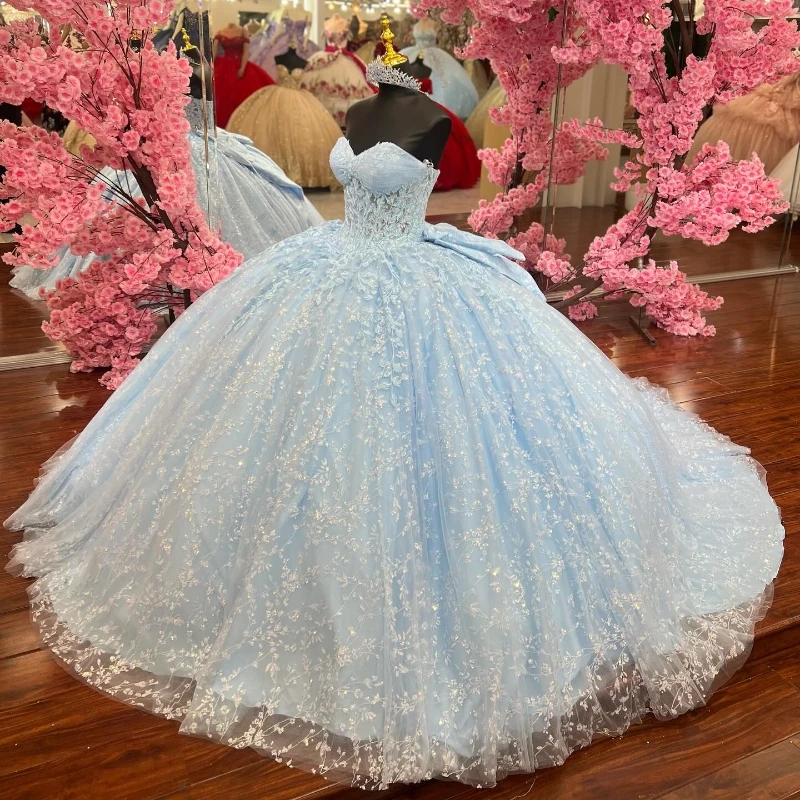 Блестящее бальное платье небесно-голубого цвета