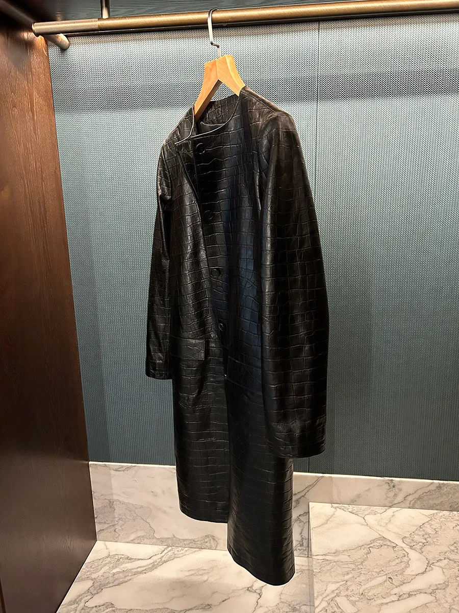 Длинное пальто из овчины с тиснением под крокодила для женщин - Фотография_2