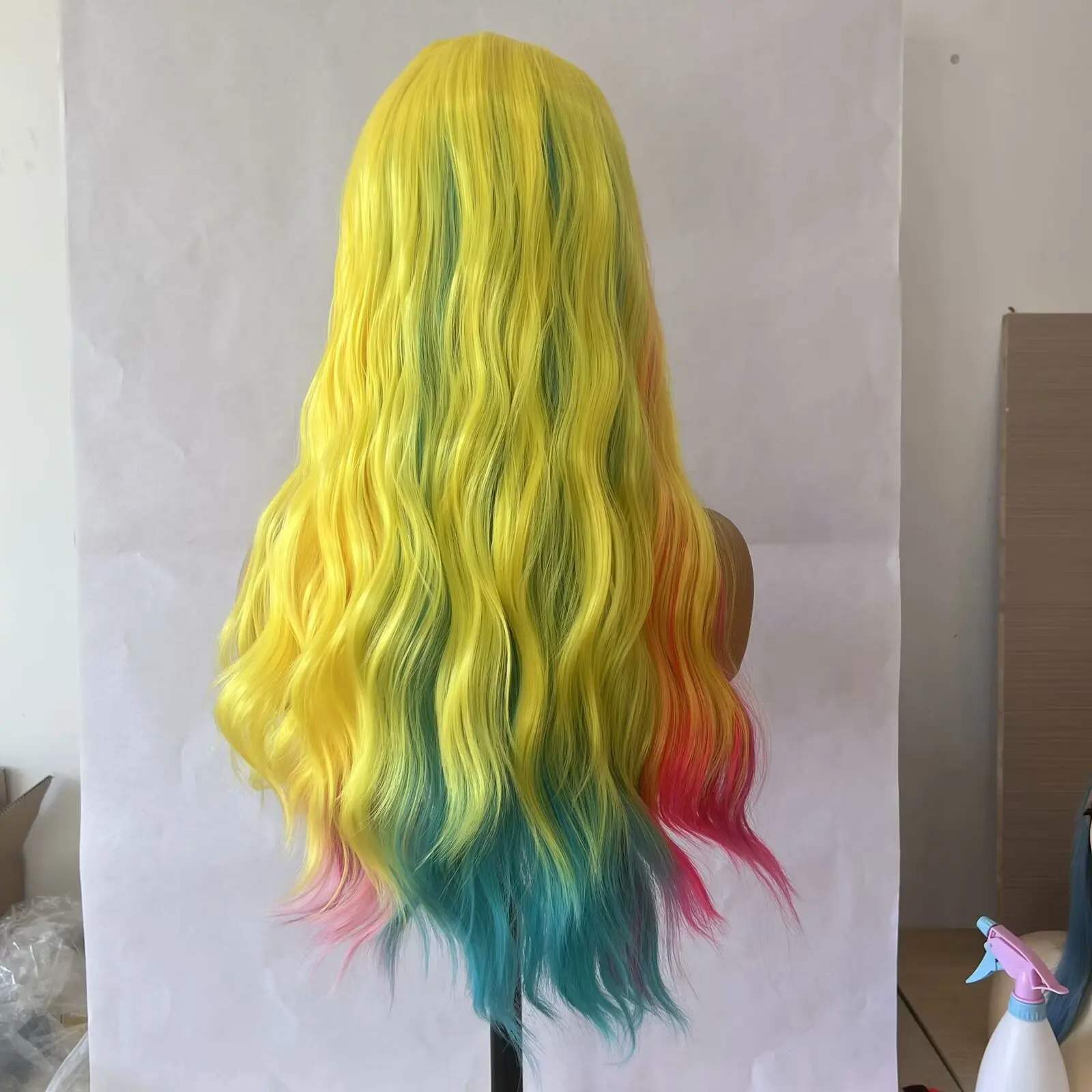 Синтетический парик омбре с желтыми и синими волнистыми волосами - Фотография_6