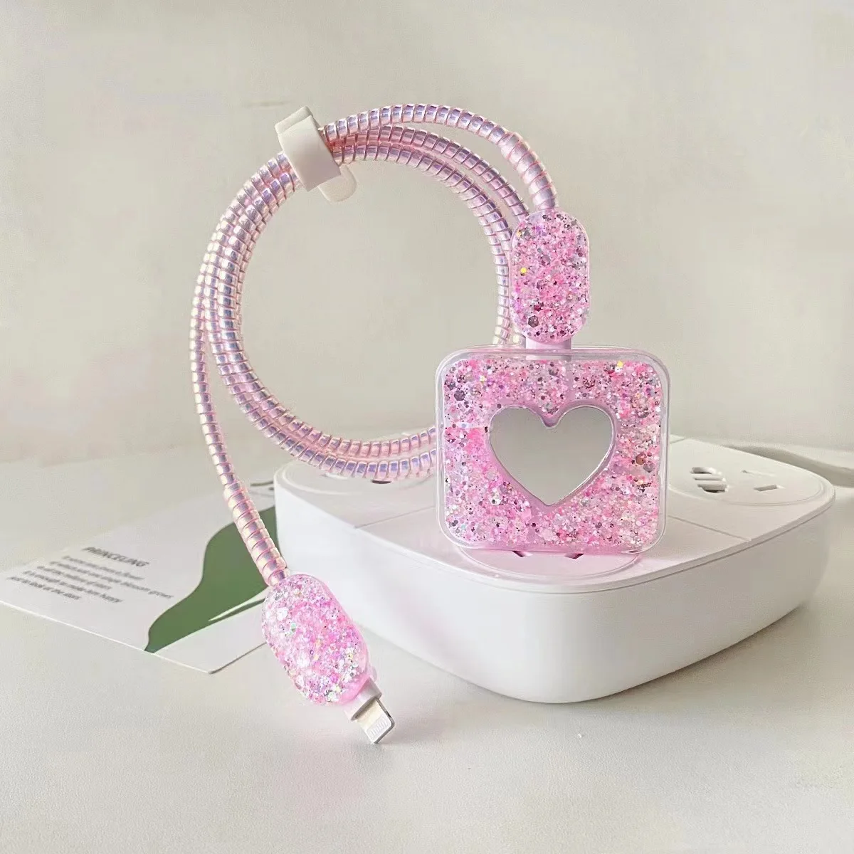 Блестящий чехол для зарядного устройства в форме розового сердца - Фотография_3