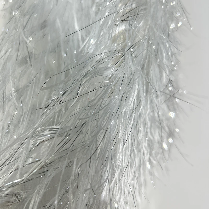 Блестящая золотисто-розовая сетчатая ткань с кисточками и перьями - Фотография_2