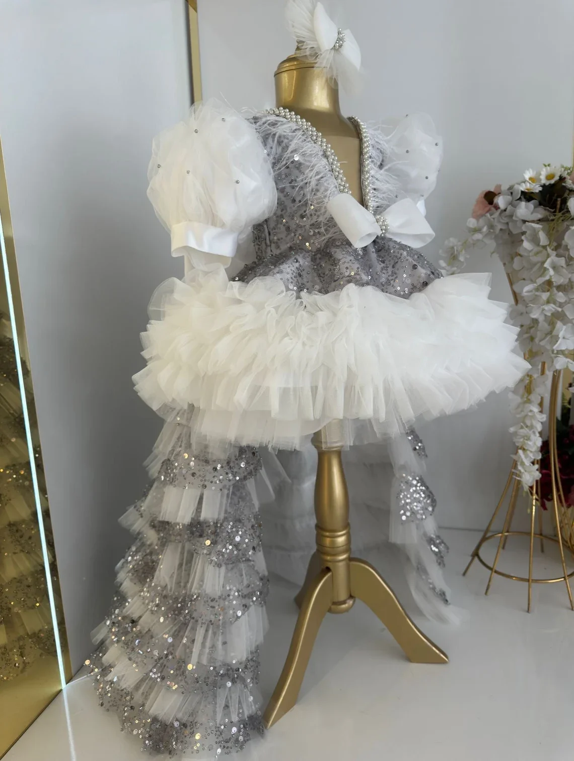 Белые платья с цветочным узором