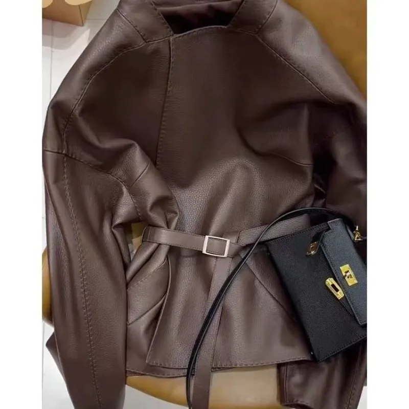 Женская кожаная куртка на весну и осень с поясом - Фотография_6