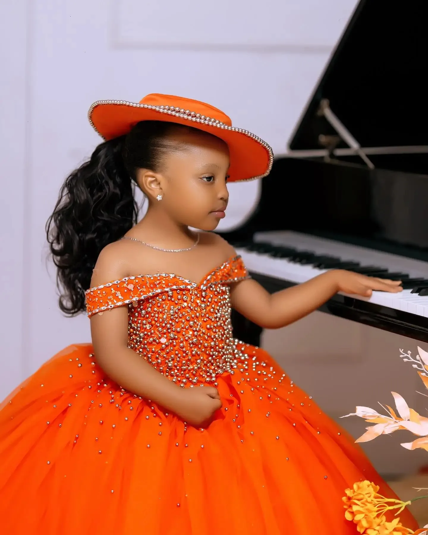 Оранжевые платья с цветочным узором для девочек на свадьбу - Фотография_5