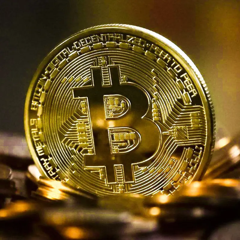 Позолоченная биткойн-монета