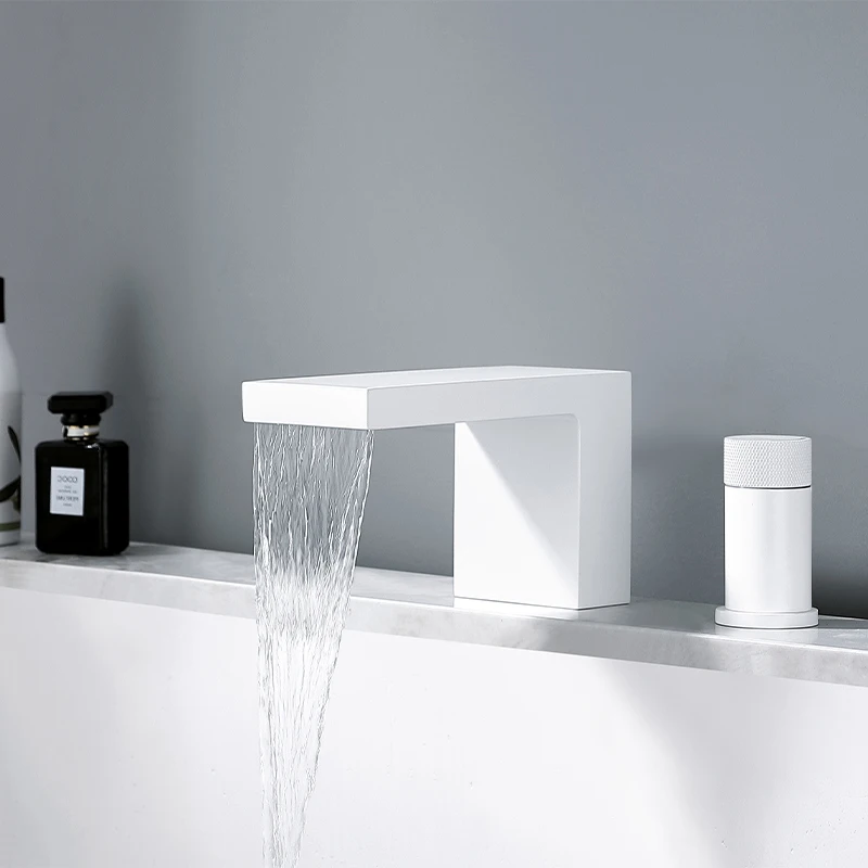 Белый настенный смеситель для ванны с водопадом