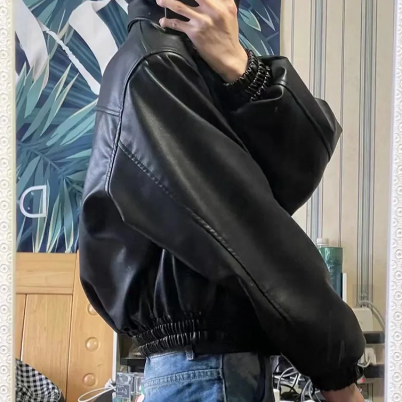 Модная короткая кожаная куртка - Фотография_3