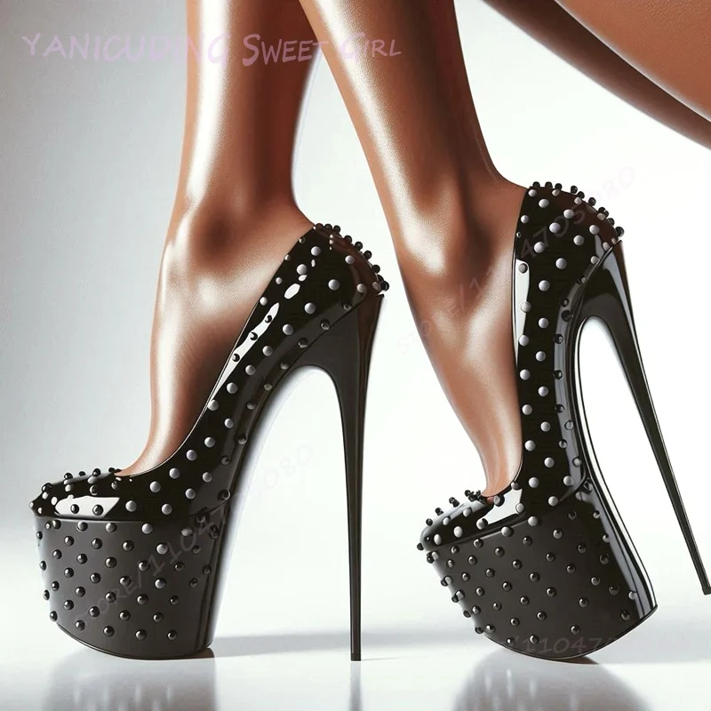 Черные туфли-лодочки на высокой платформе с заклепками на шпильке - Фотография_3