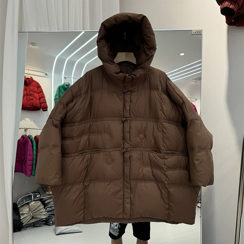 Зимний свободный пуховик средней длины с капюшоном