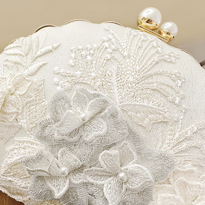 Элегантный белый кружевной клатч с вышивкой и съемной цепочкой - Фотография_5