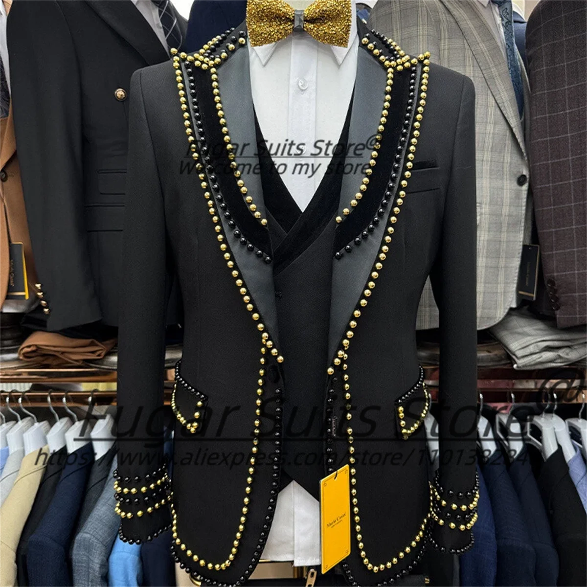 Формальные мужские костюмы с золотым