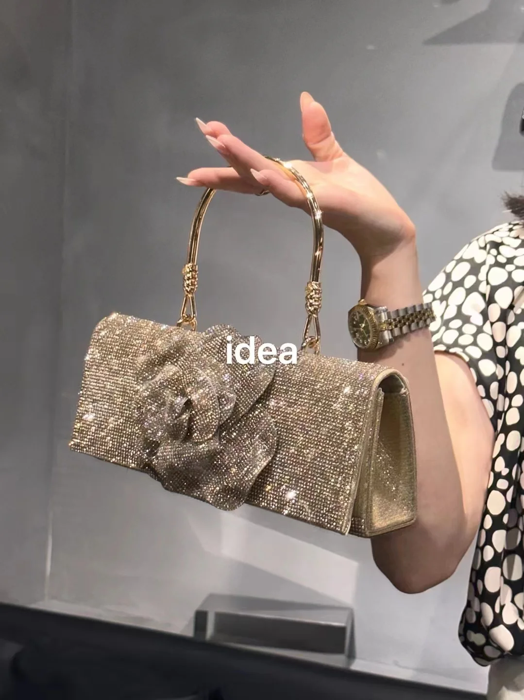 Квадратная сумка с блестками и бриллиантами и цветочным принтом - Фотография_4