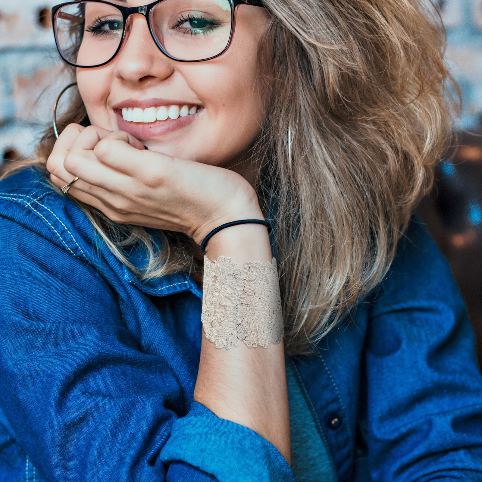 Винтажный кружевной браслет-манжета с полым цветочным дизайном - Фотография_5