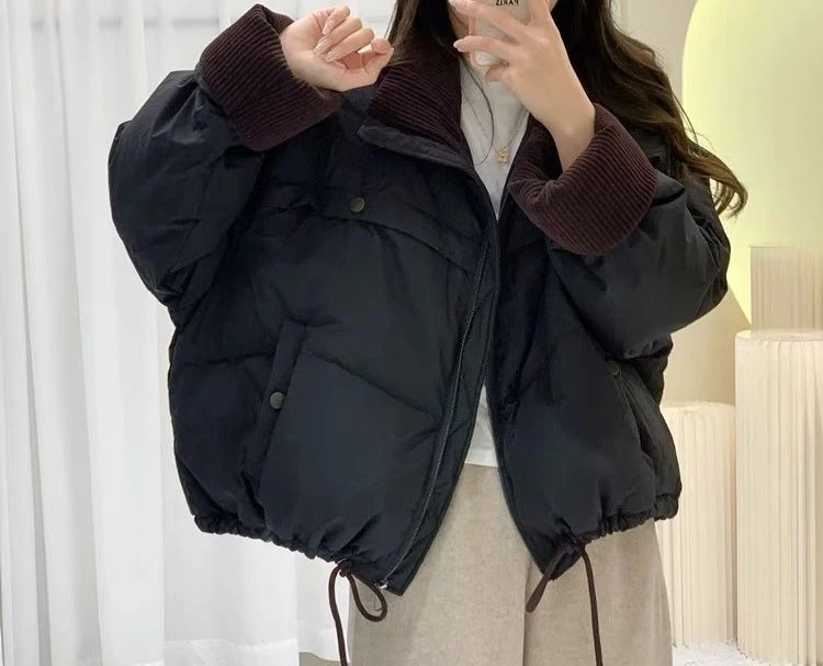 Короткий женский пуховик с воротником-стойкой и цветными блоками - Фотография_3