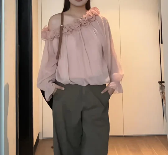 Осенняя рубашка больших размеров с объемным цветком - Фотография_6