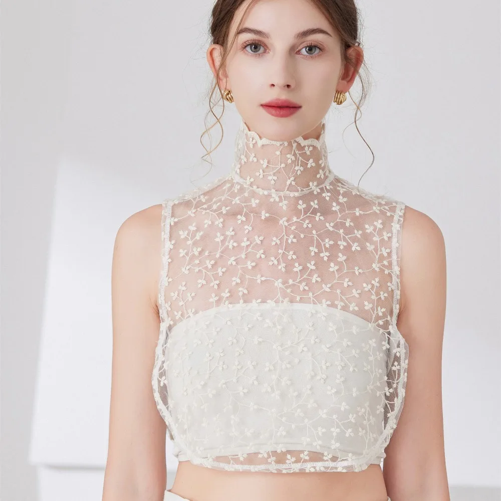 Красивый лепесток с искусственным воротником