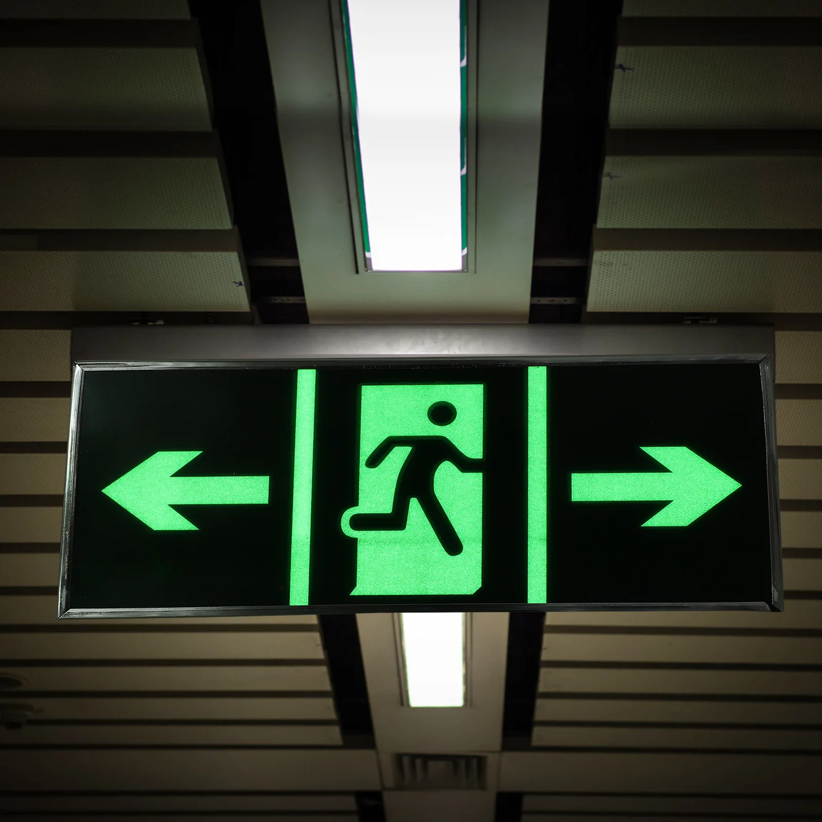 Самосветящаяся выходная пластина безопасности