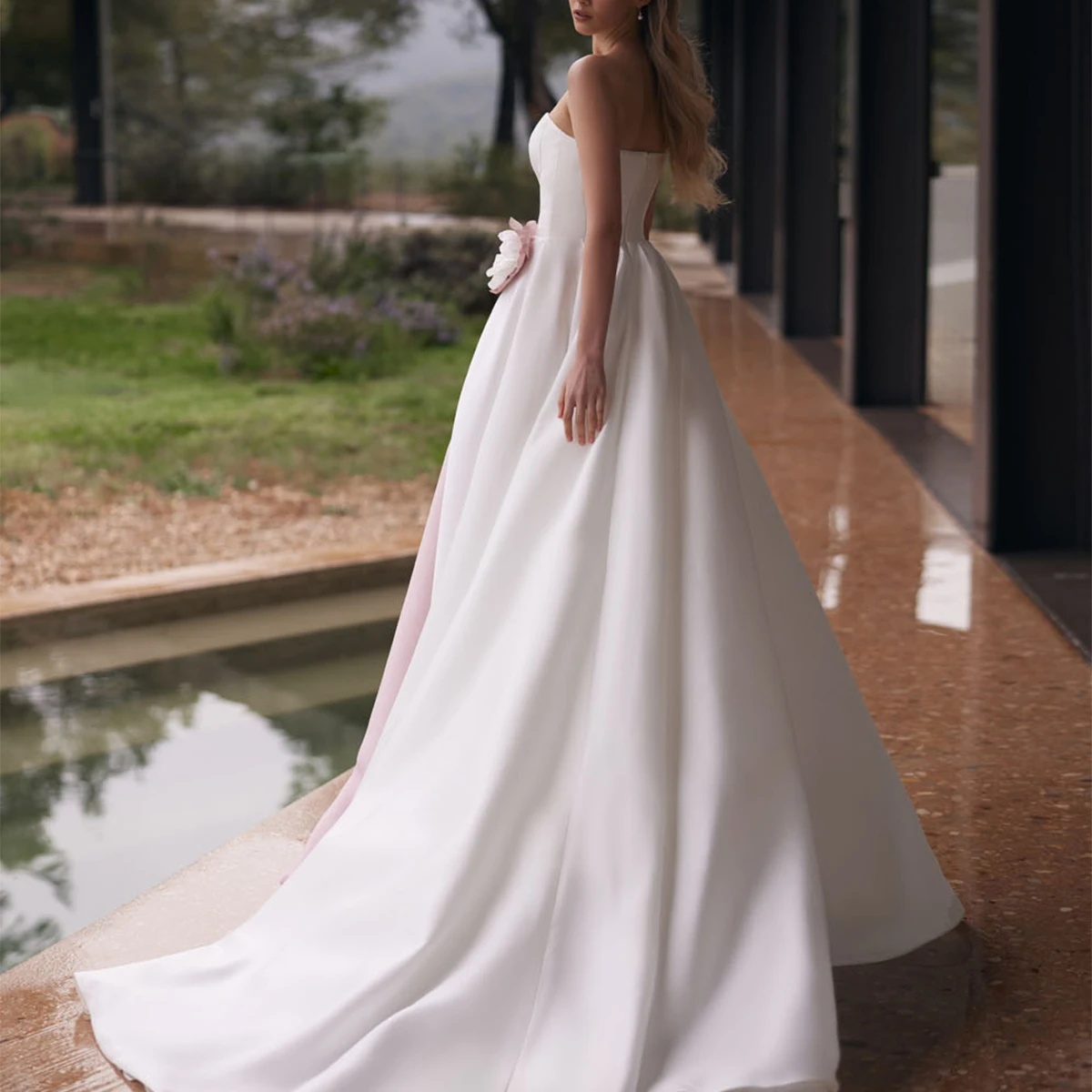 Элегантное атласное свадебное платье без бретелек для женщин - Фотография_2