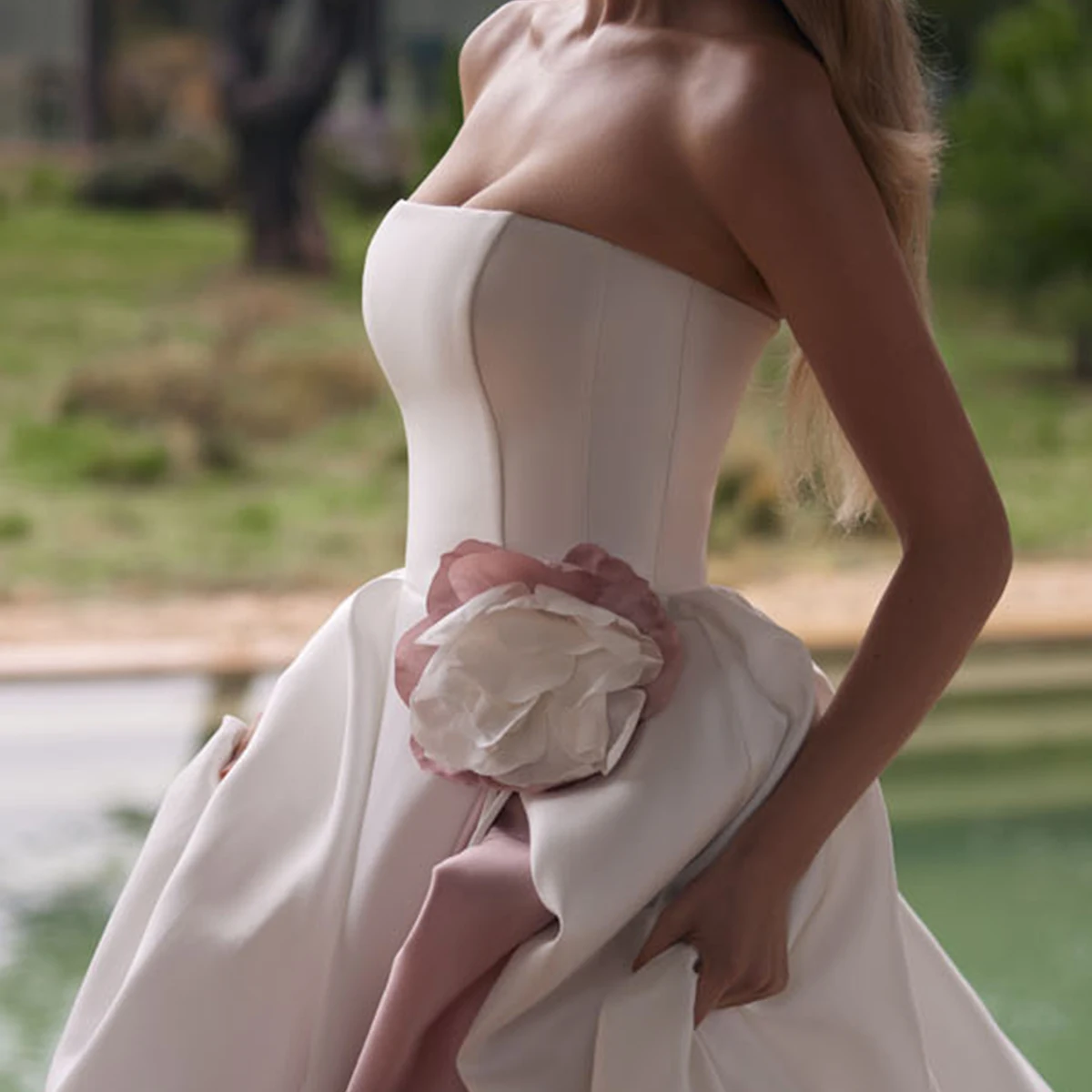 Элегантное атласное свадебное платье без бретелек для женщин - Фотография_3