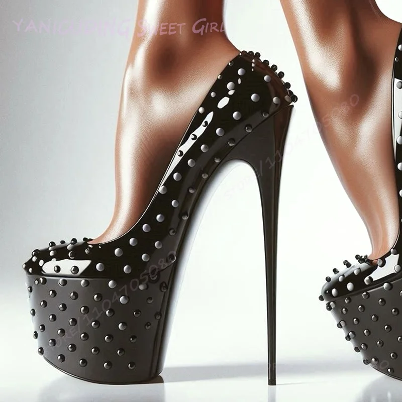 Черные туфли-лодочки на высокой платформе с заклепками на шпильке - Фотография_5