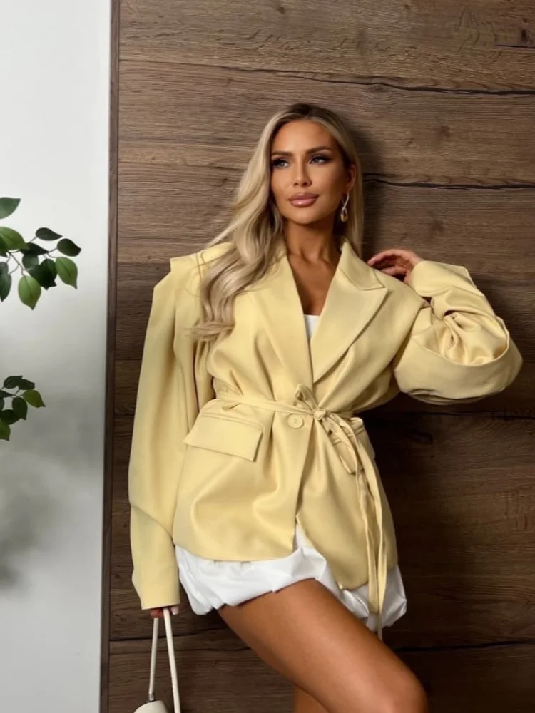 Новый элегантный желтый пиджак с лацканами на шнуровке