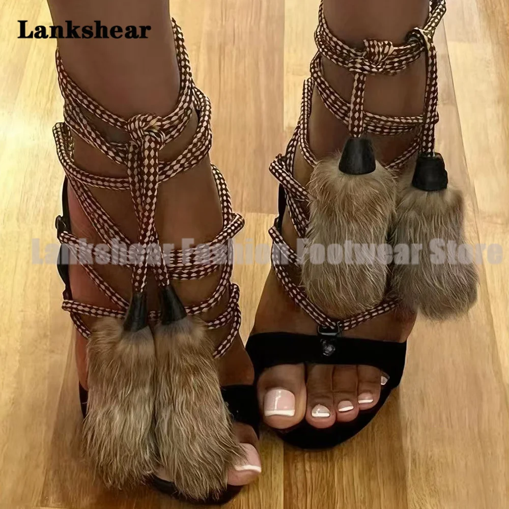 Сандалии-гладиаторы с плюшевыми шариками и перекрестной завязкой - Фотография_2